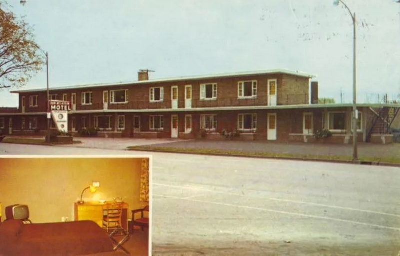 Iron Mountain Motel - Vintage Postcard